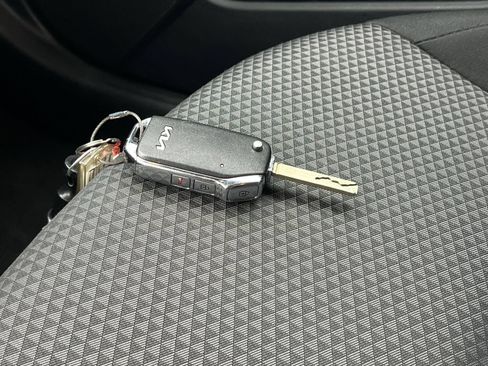 Used 2025 Kia Soul LX w/ LX Technology Package FWD image 17