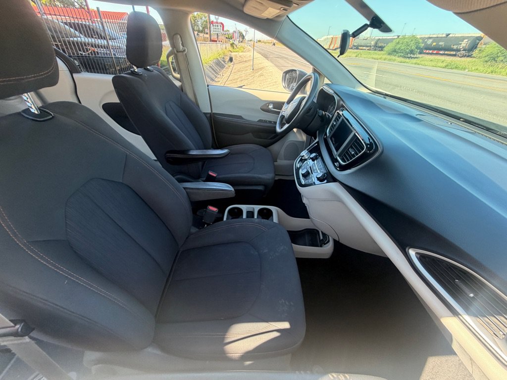 Used 2018 Chrysler Pacifica Touring FWD image 25