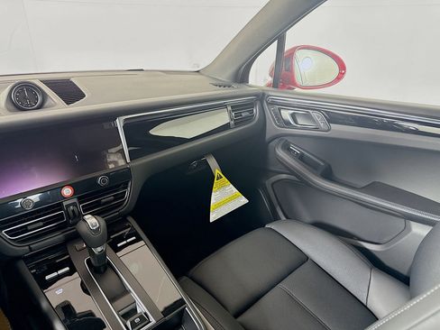 Certified 2025 Porsche Macan image 18