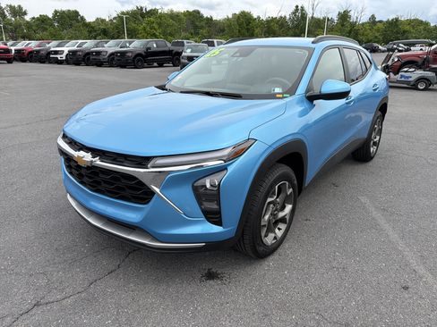 Used 2025 Chevrolet Trax LT FWD image 8