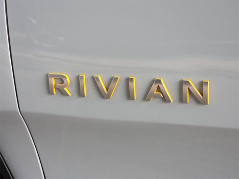 Used 2022 Rivian R1T Adventure image 17