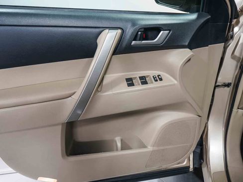 Used 2013 Toyota Highlander SE image 22