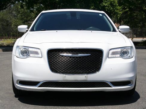 Used 2017 Chrysler 300 Limited RWD image 3