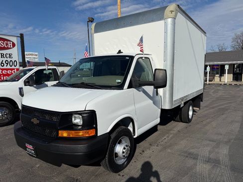 Used 2016 Chevrolet Express 3500 image 2
