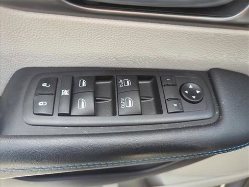 Used 2021 Chrysler Pacifica Touring-L image 24