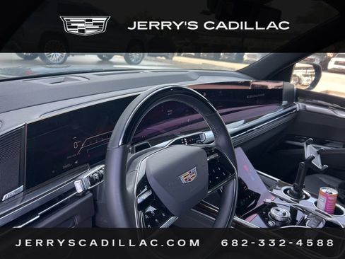 Used 2025 Cadillac Escalade Luxury RWD image 16