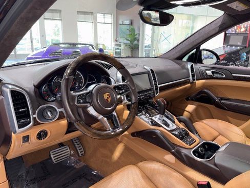 Used 2015 Porsche Cayenne Turbo image 9