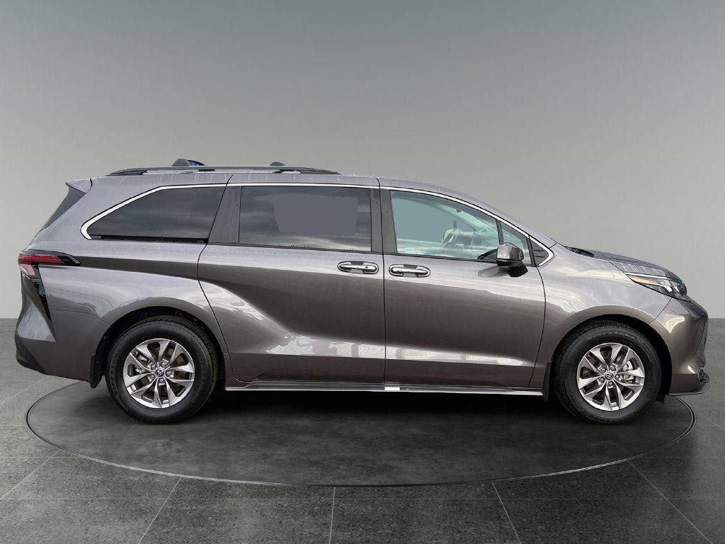 Used 2024 Toyota Sienna XLE w/ XLE Plus Package AWD/4WD image 10