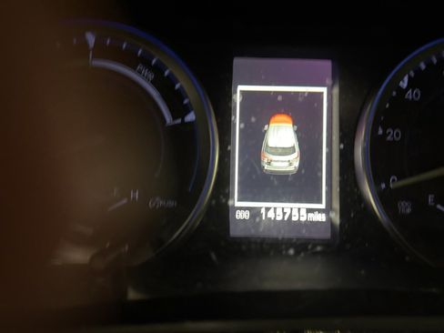 Used 2019 Toyota Highlander XLE image 2