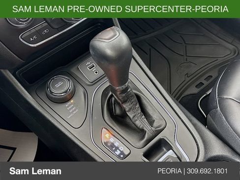Used 2019 Jeep Cherokee Latitude Plus w/ Cold Weather Group AWD/4WD image 16