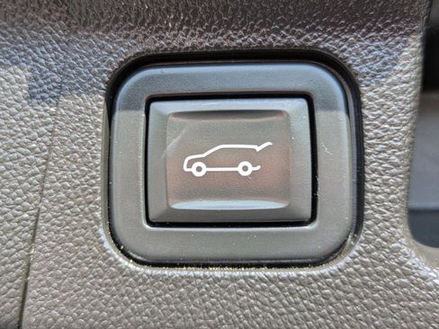 Used 2021 GMC Acadia SLT w/ Preferred Package image 10