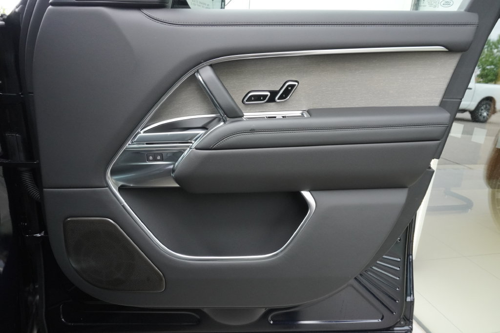 New 2026 Land Rover Range Rover SV AWD/4WD image 21