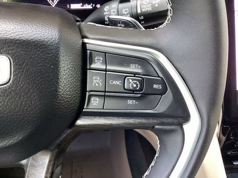 Used 2025 Jeep Grand Cherokee Limited w/ Luxury Tech Group II AWD/4WD image 54