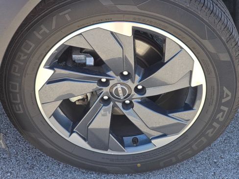 Used 2024 Nissan Rogue SV FWD image 3