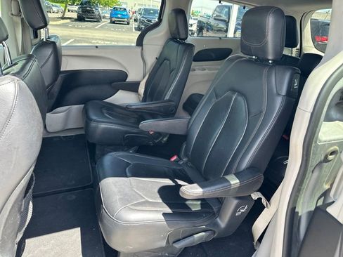 Used 2018 Chrysler Pacifica Touring-L FWD image 13