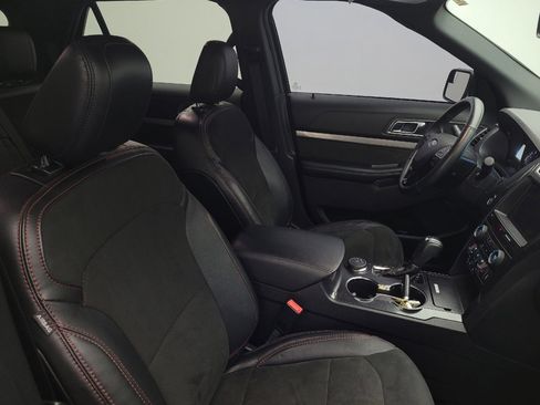 Used 2018 Ford Explorer XLT w/ Equipment Group 202A AWD/4WD image 21