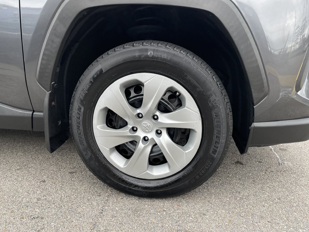 Certified 2022 Toyota RAV4 LE AWD/4WD image 11