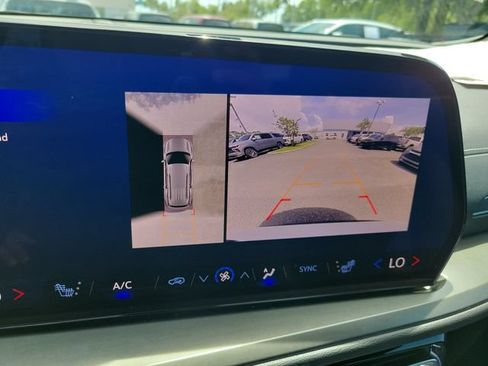Certified 2025 Chevrolet Traverse LT w/ Sun and Wheel Package FWD image 33