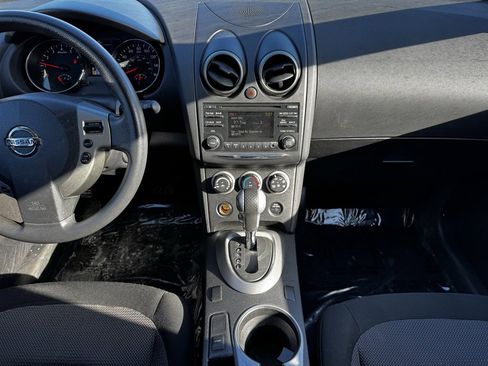 Used 2013 Nissan Rogue SV image 2