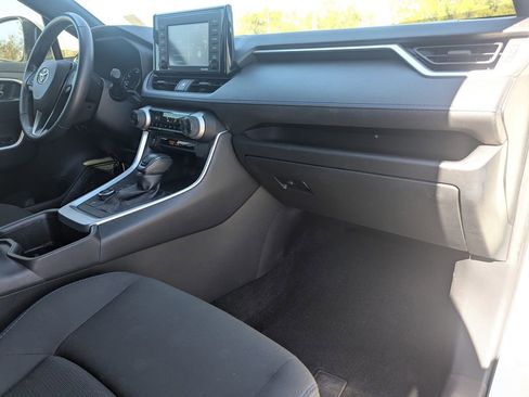 Used 2022 Toyota RAV4 SE image 9