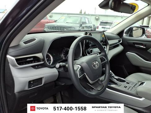 Used 2022 Toyota Highlander XLE AWD/4WD image 14