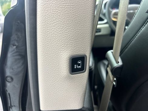Used 2024 Chrysler Pacifica Limited FWD image 7