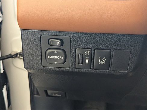 Used 2018 Toyota RAV4 SE image 30