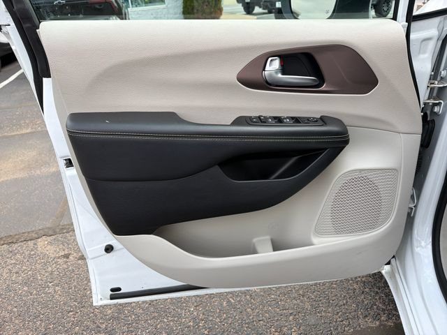 Used 2023 Chrysler Voyager LX FWD image 17