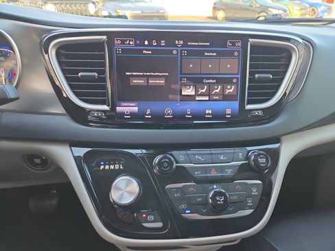 Certified 2023 Chrysler Pacifica Touring-L image 17