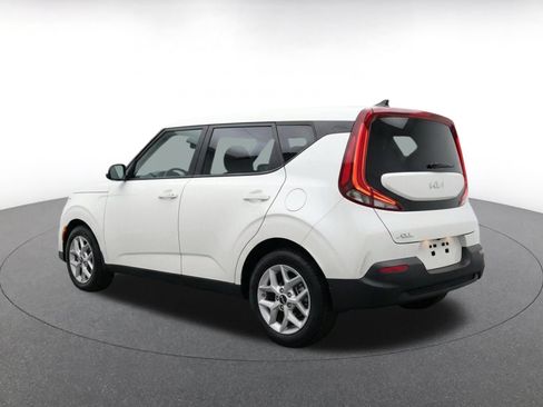 Used 2025 Kia Soul LX w/ LX Technology Package FWD image 8