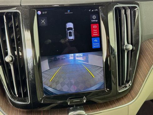 Used 2022 Volvo XC60 B5 Momentum w/ Climate Package image 17