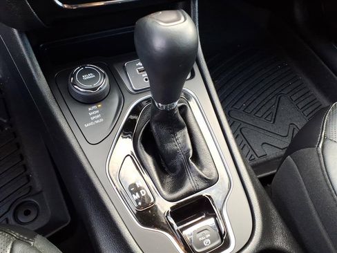 Used 2019 Jeep Cherokee Limited image 9