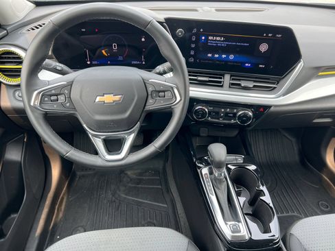 Used 2024 Chevrolet Trax LT w/ Driver Confidence Package FWD image 2