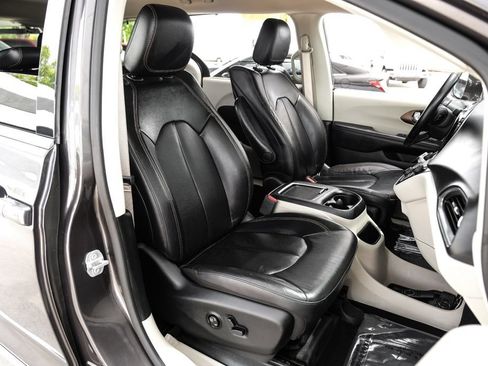 Used 2018 Chrysler Pacifica Touring-L Plus w/ Advanced Safetytec Group FWD image 35