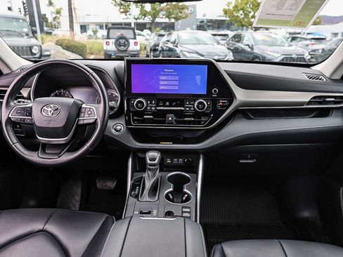 Used 2023 Toyota Highlander XLE FWD image 2