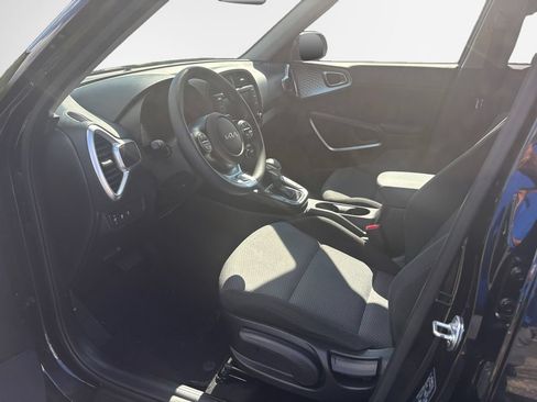 Used 2025 Kia Soul LX w/ LX Technology Package FWD image 12