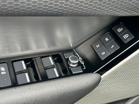 Used 2022 Land Rover Range Rover Velar R-Dynamic S image 11