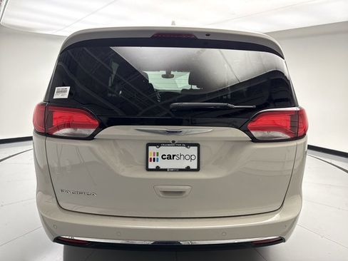 Used 2020 Chrysler Pacifica Touring image 4