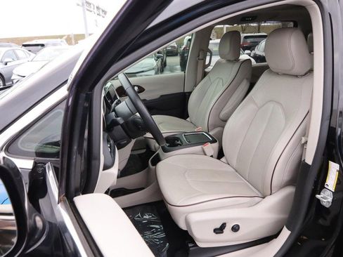 Used 2019 Chrysler Pacifica Limited w/ Tire & Wheel Group image 9