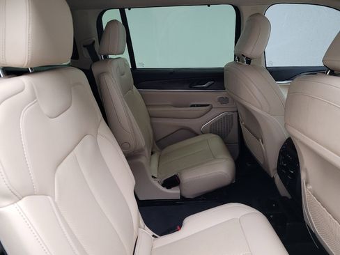 Used 2022 Jeep Grand Cherokee L Limited w/ Luxury Tech Group II image 19