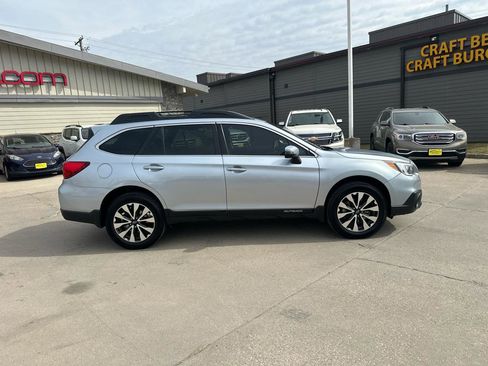 Used 2017 Subaru Outback 3.6R Limited image 2