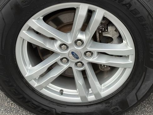Used 2022 Ford Explorer XLT AWD/4WD image 10