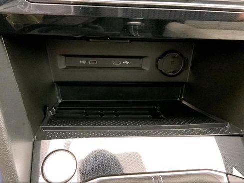 Used 2025 Volkswagen Taos SE image 33