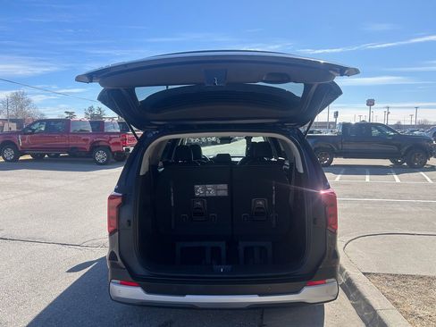 Used 2025 Kia Carnival image 15