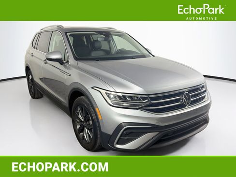Used 2024 Volkswagen Tiguan SE FWD image 1