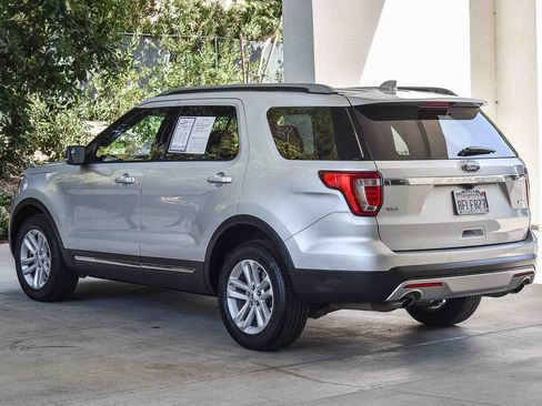 Used 2017 Ford Explorer XLT FWD image 4