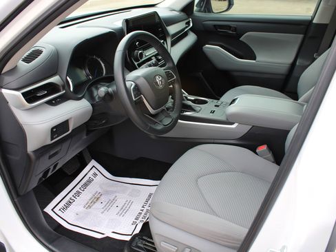 Used 2023 Toyota Highlander LE image 19
