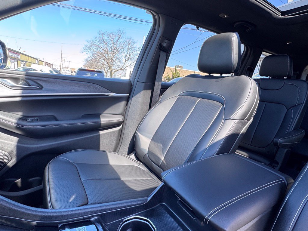 New 2025 Jeep Grand Cherokee L Limited w/ Luxury Tech Group II AWD/4WD image 14