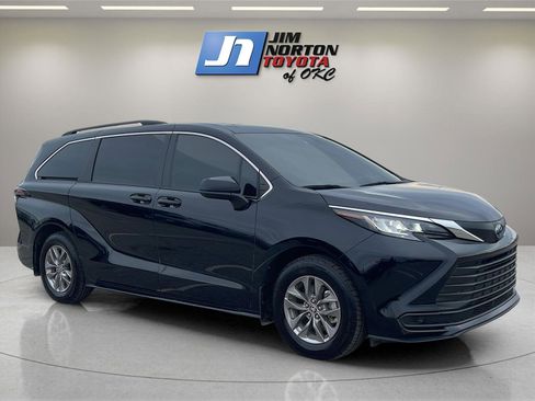Used 2023 Toyota Sienna LE image 3