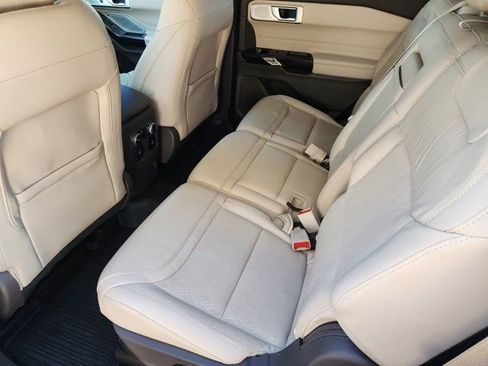 Used 2023 Ford Explorer Platinum w/ Premium Technology Package image 33